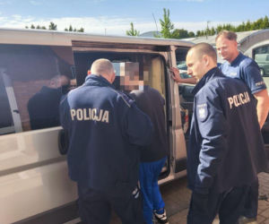 Policjanci błyskawicznie wpadli na jego trop, odzyskali skradzione pieniądze i doprowadzili do aresztowania podejrzanego