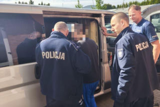 Policjanci błyskawicznie wpadli na jego trop, odzyskali skradzione pieniądze i doprowadzili do aresztowania podejrzanego