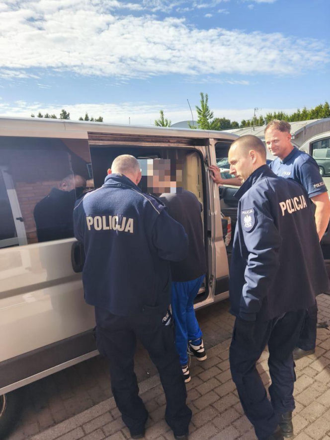 Policjanci błyskawicznie wpadli na jego trop, odzyskali skradzione pieniądze i doprowadzili do aresztowania podejrzanego