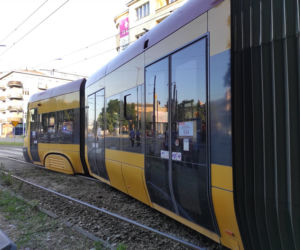 Tramwaj sunął po betonie! Awaria w al. Niepodległości. Wagon wypadł z szyn