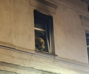 Kolejny pożar mieszkania w kamienicy w Kościanie. Ewakuowano kilka osób