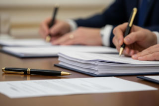 Sprawa schronisk w Pałacu. Kto zaskoczył swoją obecnością u boku prezydenta Nawrockiego?