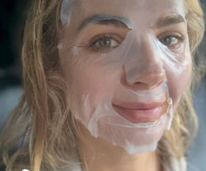 Małgorzata Socha pieści twarz prądem i światłem