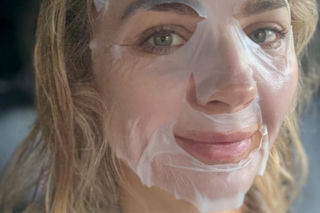 Małgorzata Socha pieści twarz prądem i światłem