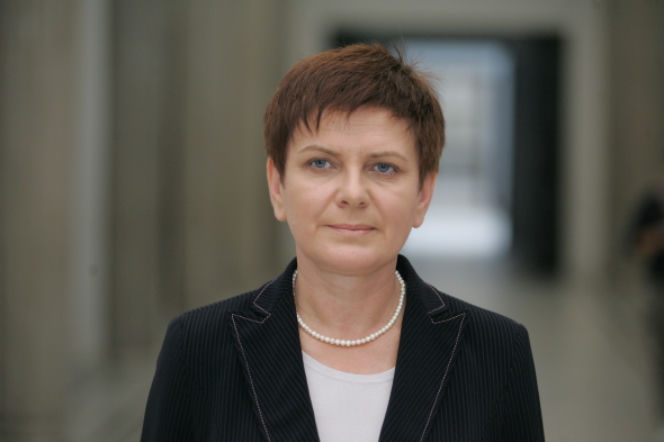SZYDŁO WYSZŁA Z CIENIA