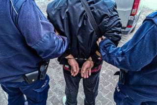 61-latek zatrzymany przez policję. Miał skrzywdzić dwie dziewczynki