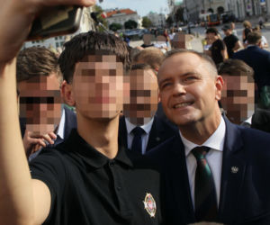 Karol Nawrocki spaceruje z sympatykami