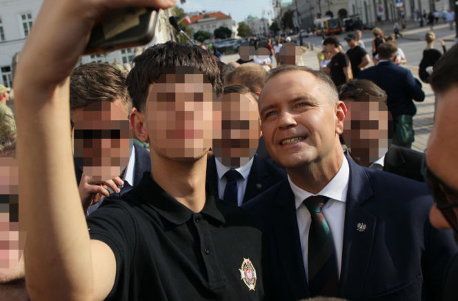 Karol Nawrocki spaceruje z sympatykami