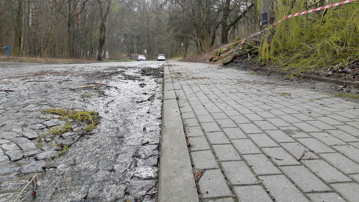 Wyciek wody pod górą św. Marcina