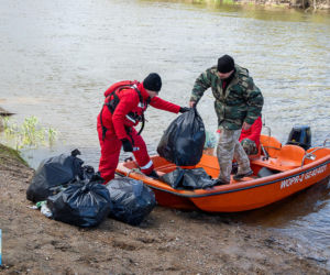Ponad 2 tony śmieci wyzbierane z brzegów Narwi! Operacja Czysta Rzeka w Łomży za nami