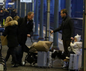 Donald Tusk z rodziną na dworcu kolejowym w Sopocie