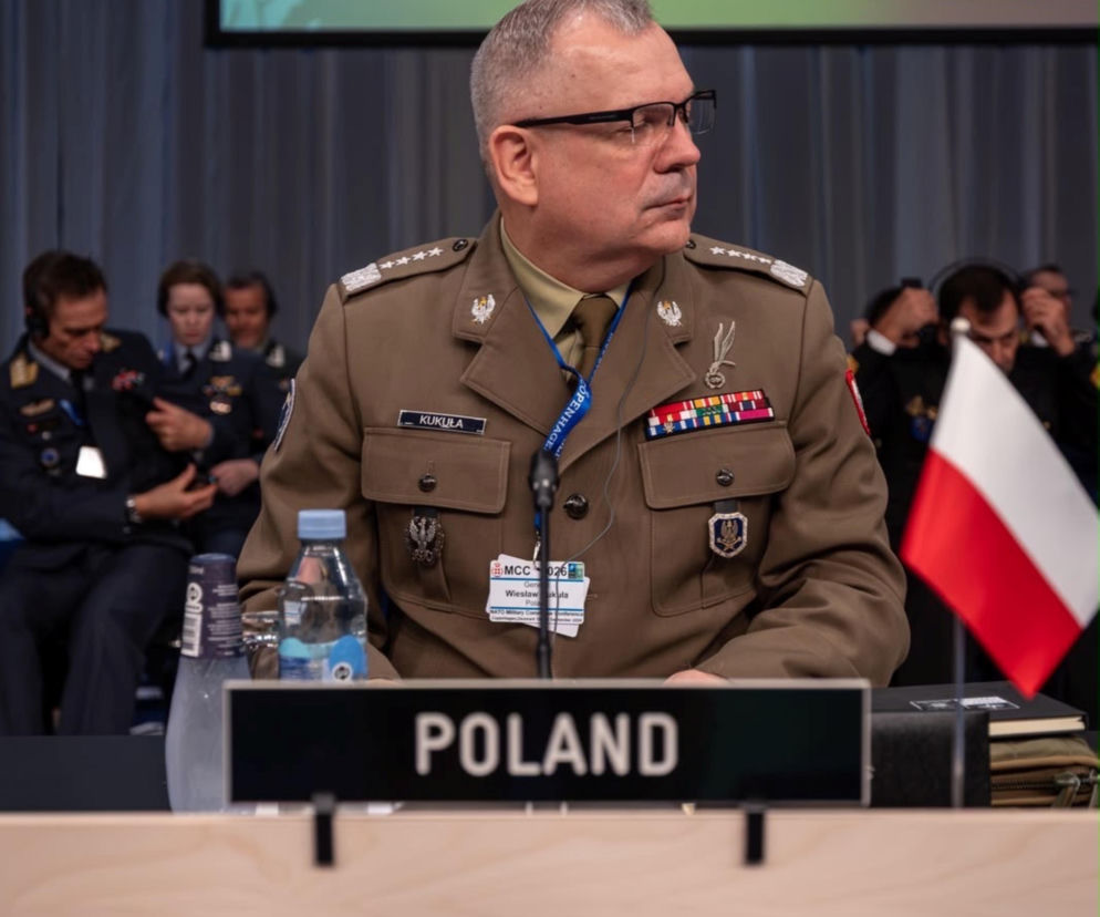 Gen. Wiesław Kukuła siedzi przy stole z napisem POLAND podczas obrad NATO. O szczegółach przeczytasz na SE Portal Obronny.
