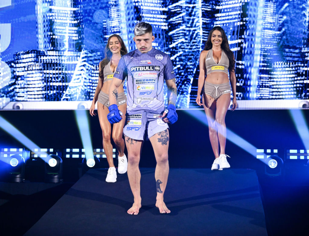 KSW 112. Ring girls