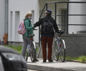 Syn Moniki Zamachowskiej rozwozi jedzenie na pożyczonym rowerze
