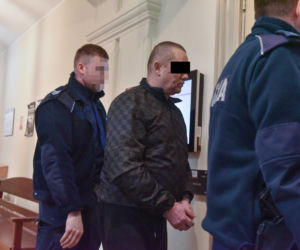 Szokujący mord pod Toruniem. Porzucili ciało na drodze