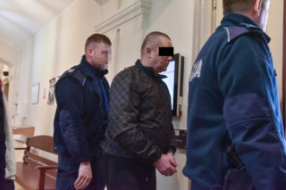 Szokujący mord pod Toruniem. Porzucili ciało na drodze