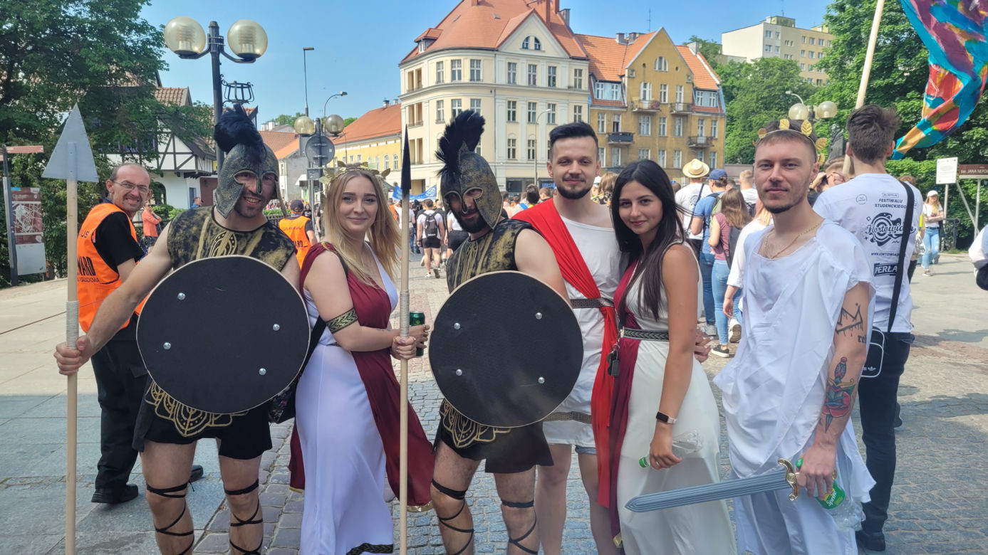 Kortowiada rozpoczęta! Uczestnicy Parady Wydziałów zachwycili kolorowymi strojami [ZDJĘCIA]