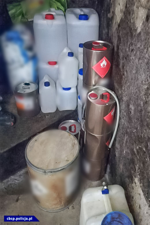 Laboratorium metamfetaminy ukryte pod kojcem dla psów