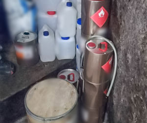 Laboratorium metamfetaminy ukryte pod kojcem dla psów