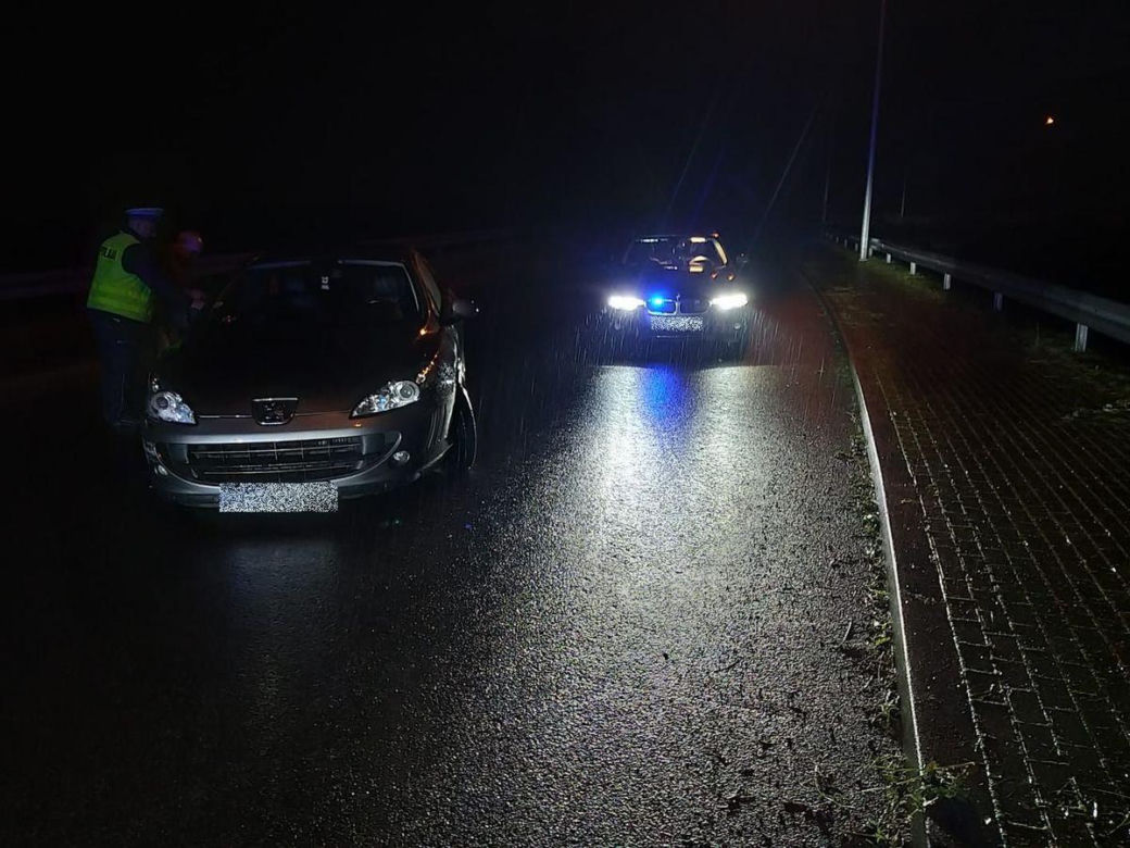 Pijani kierowcy próbowali uciec policjantom. Pościgi zakończyły się kolizjami