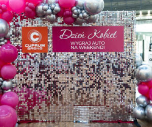 Zgarnęła nowiutkie auto na weekend! Tak Lubin świętował Dzień Kobiet. A wystawa Kolorowe Samochody trwa dalej!