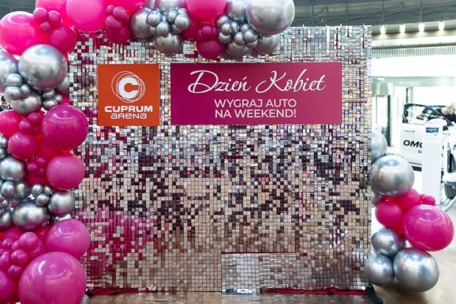 Zgarnęła nowiutkie auto na weekend! Tak Lubin świętował Dzień Kobiet. A wystawa "Kolorowe Samochody" trwa dalej!