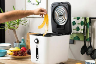 Śmieci bio nie muszą lądować w kontenerze. Może elektryczny kompostownik? Możesz go mieć nawet w mieszkaniu w bloku