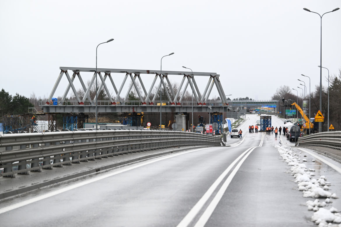 Jak idą prace przy budowie wiaduktu kolejowego w Rudnej Małej. Zobaczcie zdjęcia!  