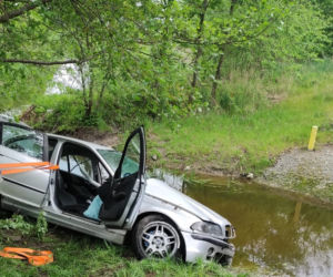 BMW wpadło do rzeki! Jedna osoba w szpitalu. Niebezpieczny wypadek koło Wągrowca