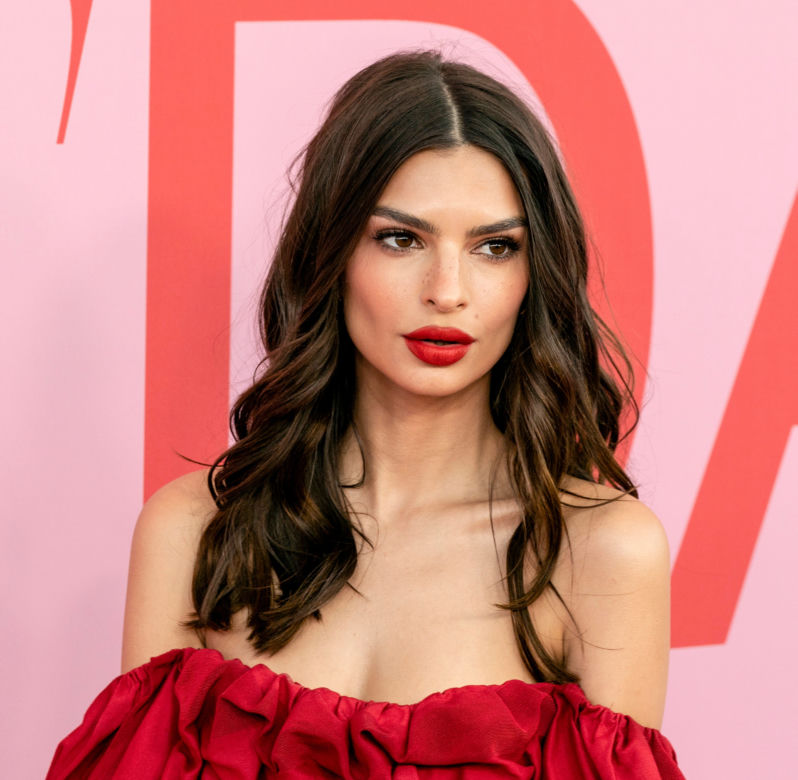 Emily Ratajkowski kontempluje sztukę. Zobacz, co na siebie włożyła, widać prawie wszystko