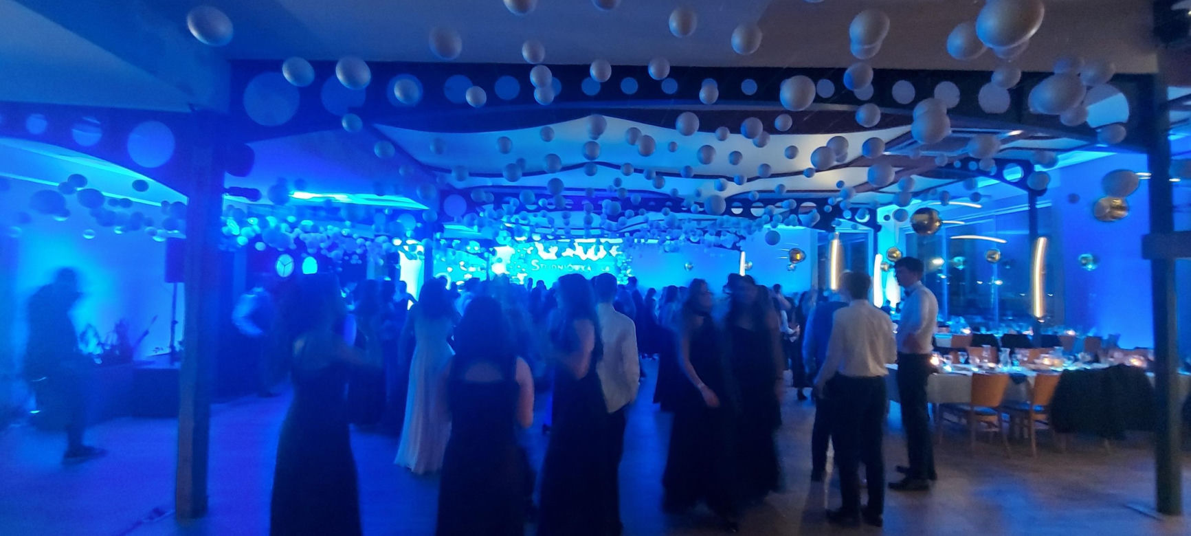 Studniówka XII Liceum Ogólnokształcącego w Olsztynie. Tak bawili się maturzyści. Zobacz zdjęcia!