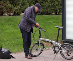 Minister pędzi na składaku 