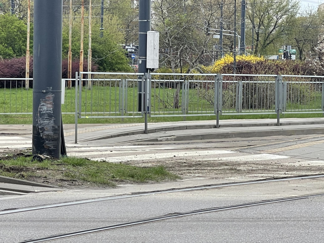 Huknął autem w słup