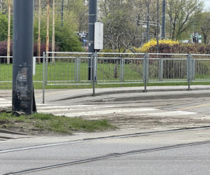 Pijany jak bela huknął w przystanek autem na minuty