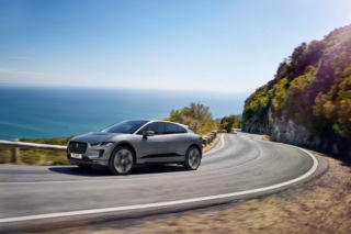 Jaguar I-Pace doczekał się modernizacji. Elektryczny kociak po zmianach zyskał nowe technologie, lepsze multimedia i szybkie ładowanie - GALERIA