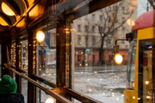 Tramwaj linii M na ulicach Warszawy