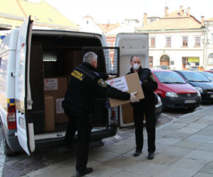 Jarosławianie otrzymują maseczki