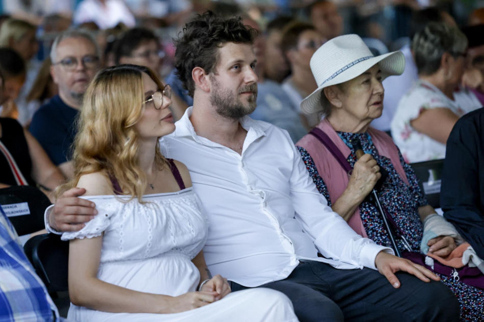Antoni Królikowski bawi się z córką na śniegu