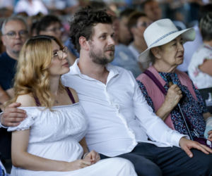 Antoni Królikowski bawi się z córką na śniegu