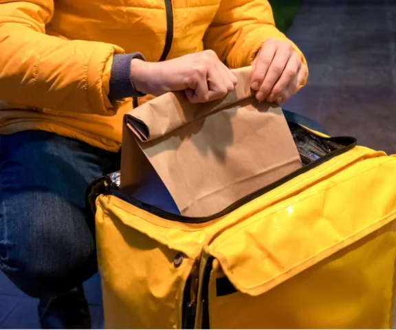 Glovo chce walczyć z marnowaniem jedzenia. Nadwyżka żywności ma trafić do potrzebujących.  Rusza nowy projekt