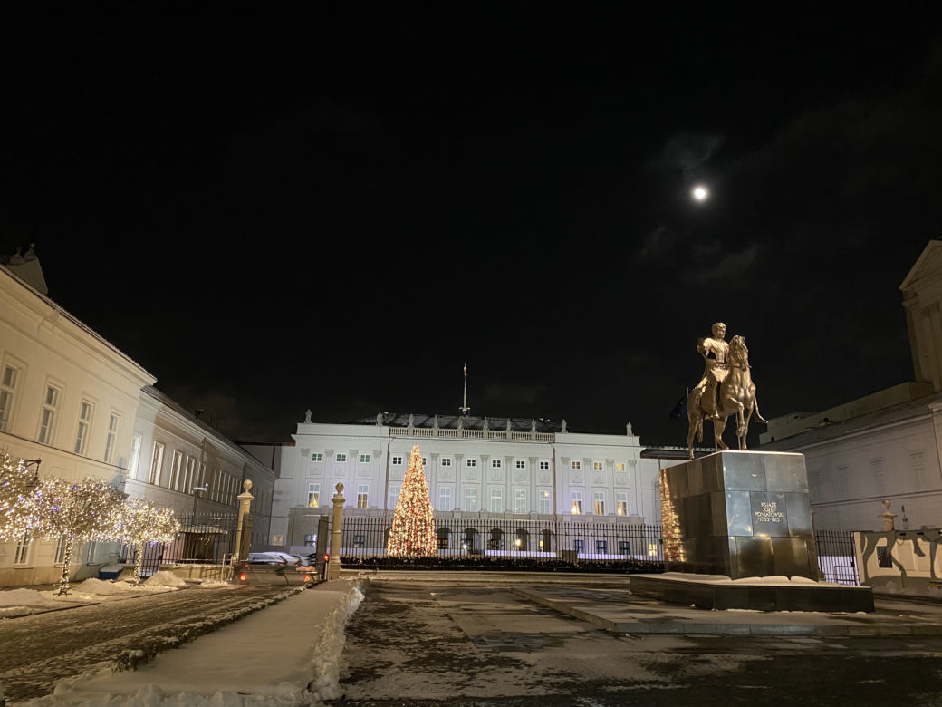 Warszawska iluminacja w śnieżny wieczór