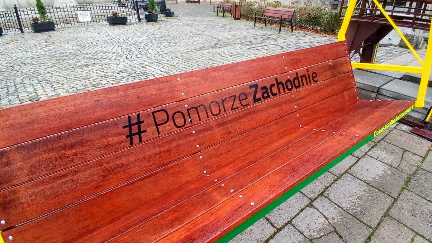 "Dźwigozaurowa" huśtawka stanęła na placu Orła Białego