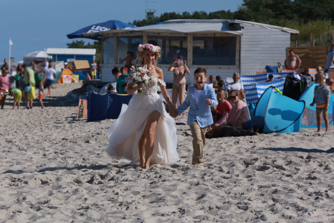Małgorzata Opczowska wzięła ślub z Jackiem Łęskim na plaży