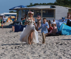 Małgorzata Opczowska wzięła ślub z Jackiem Łęskim na plaży