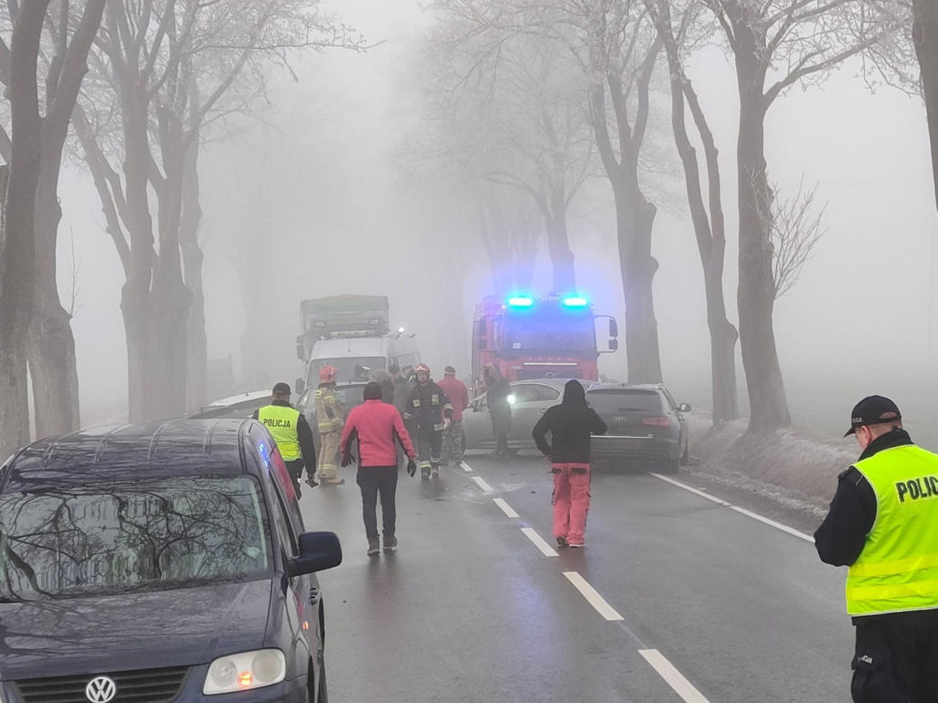 Karambol na drodze do Mławy. Fragmenty roztrzaskanych aut powpadały do rowów. „Na miejscu pracują służby”