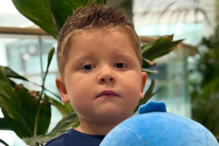 Ma tylko 6 lat, a jego mięśnie znikają. Możesz pomóc Olkowi