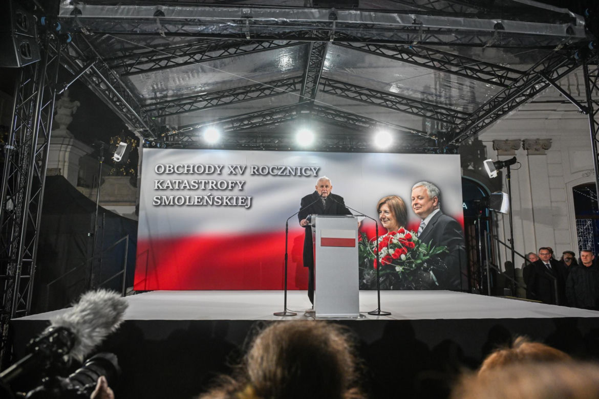 Kaczyński ściśnięty w tłoku pod pomnikiem smoleńskim
