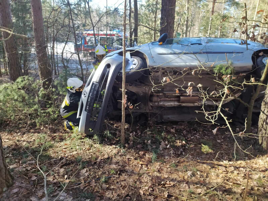 Wypadek na DW 686. Kierowca renault "zaparkował" między drzewami [ZDJĘCIA]