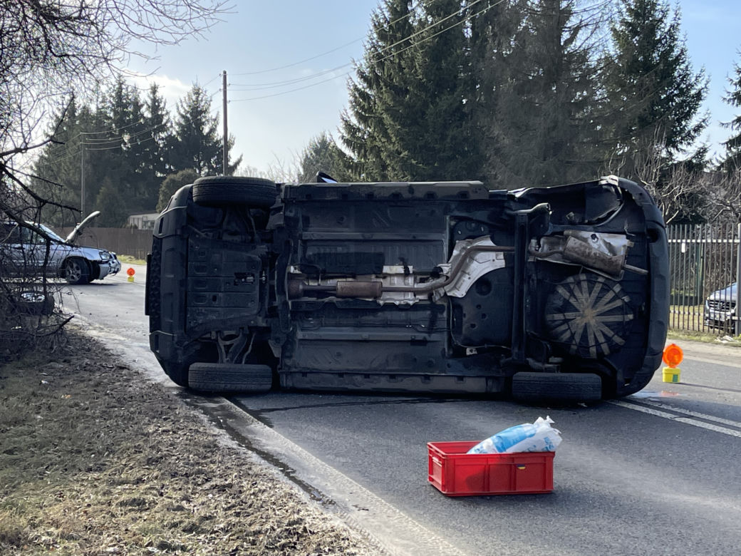 Dramatyczny wypadek na Targówku. Auto wylądowało na boku