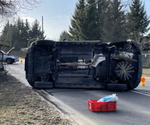 Dramatyczny wypadek na Targówku. Auto wylądowało na boku